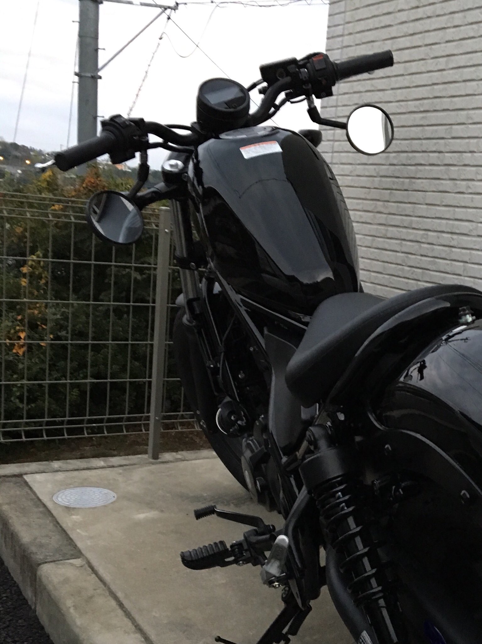 レブル250 Abs Umapan752 初めまして タナックスのバイク ミラー ナポレオン ステーホルダー Sa 18というのを付けて純正のミラーを逆さに付けています 私もインスタで見かけたのを参考にさせてもらいました 最初見にくさもありましたが 慣れ