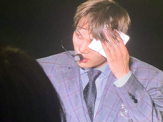 FaktaEXO_ID's tweet photo. 171124 - #TheElyxion D-1

KAI menangis saat sesi Ment karena dia mengatakan dia melakukan kesalahan saat solo stagenya (dance) padahal dia sudah mempersiapkannya, dia kecewa sehingga menangis. #FaktaEXO https://t.co/dxJmgdFVOB