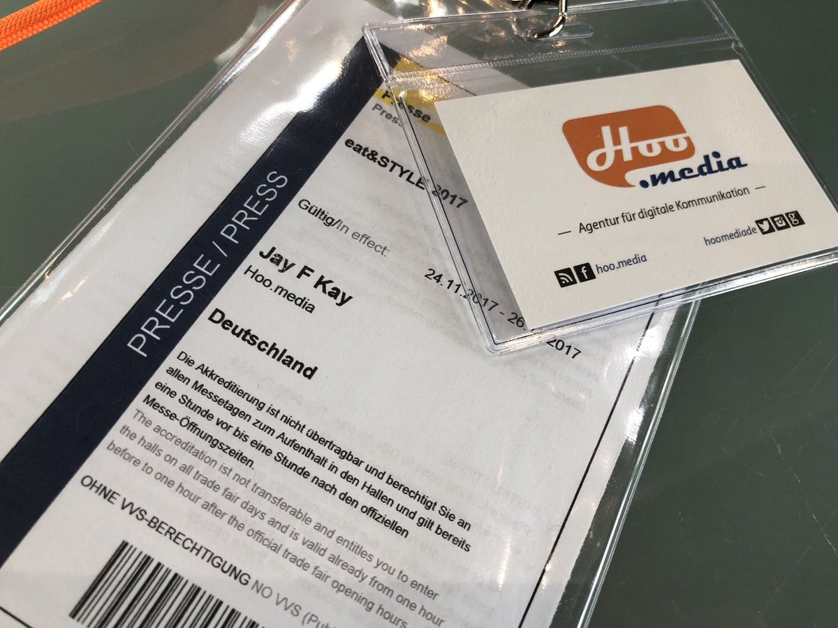hoomygumb's tweet photo. Das obligatorische Badgefoto zum #Messeherbst17 mit der #kreativ17 #spielemesse17 #modelltechnik17 #veggiefreivon17 #eas17. https://t.co/YHgOGza54C