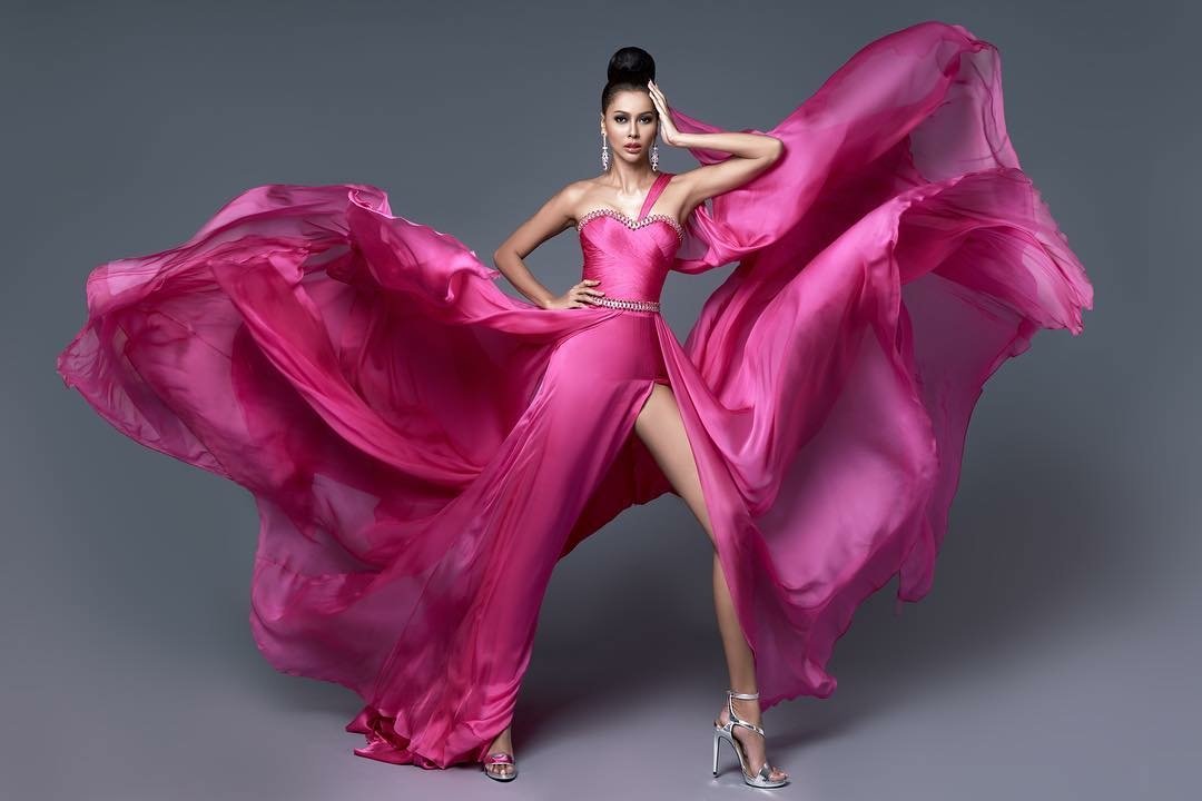 rifa_admoza's tweet photo. Kembang anggrek mekar e sore,  
Awakku legrek mikir koe. 
Ojo lali mulih nggowo mahkota nggih cah ayu. #MissUniverse #Indonesia https://t.co/kKgM5YRQv5