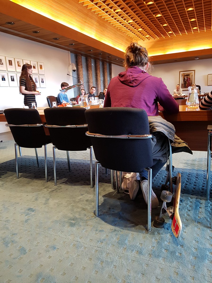 BibliotheekdP's tweet photo. Start van de debatwedstrijd i.h.k. van #NederlandLeest met leerlingen van het Revius lyceum. #ikrobot https://t.co/SgUZ15G7Yt