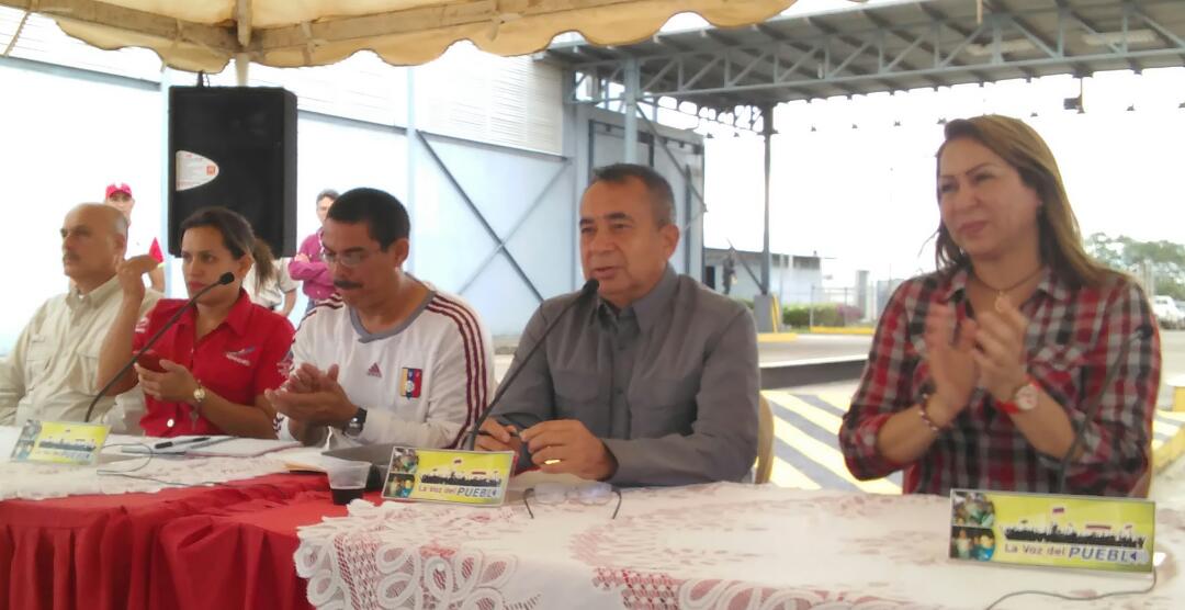 Heres2015's tweet photo. El Gobernador @JustoNogueraP expresó que el pueblo no puede seguir atacando al mismo pueblo con el bachaqueo. Y además aseguró que están trabajando para combatirlo. #LaVozDelPuebloDeBolívar https://t.co/rWMkZwLRzA