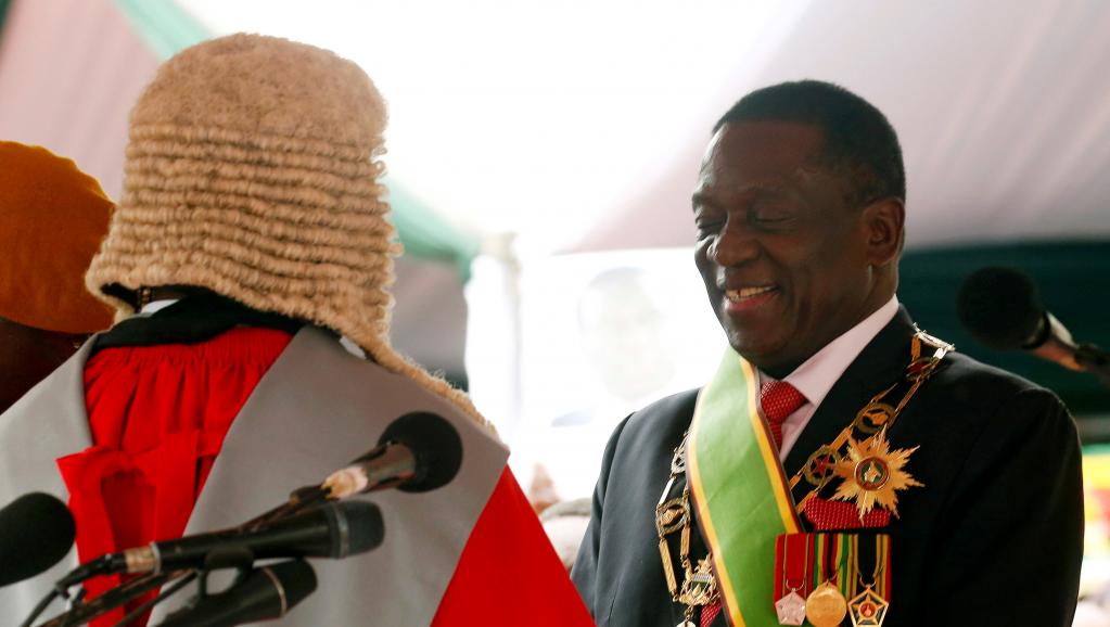 RFI's tweet photo. Zimbabwe: Emmerson Mnangagwa succède officiellement à Robert Mugabe https://t.co/uDrghB6kZQ https://t.co/Ic0OWkotW0