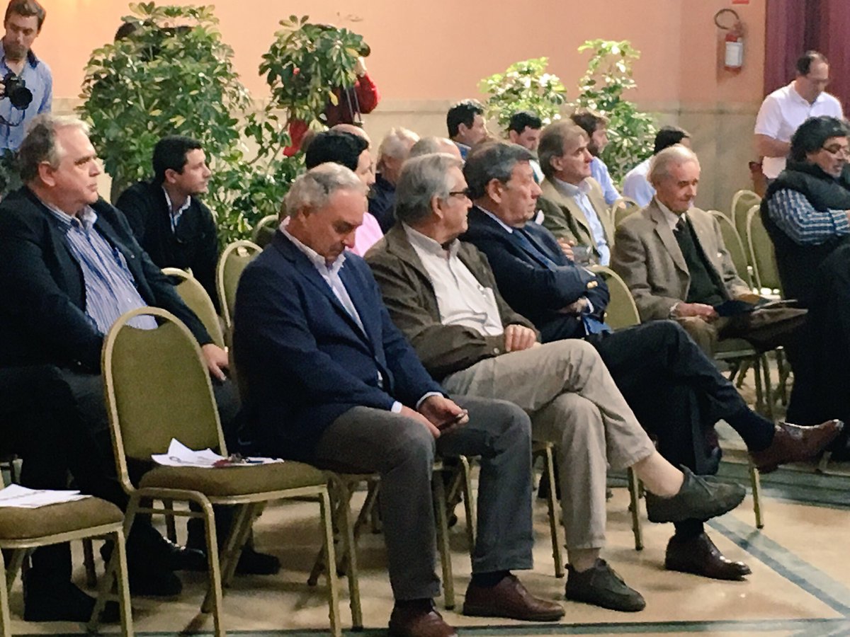 santospatri's tweet photo. Comienza el Encuentro Anual del @@mercados_SUL con los Cominicadores Agropecuarios #PanoramaRural #ExitoFM #RadioPaysandu #RadioFelicidad https://t.co/1XwFQ8Amks