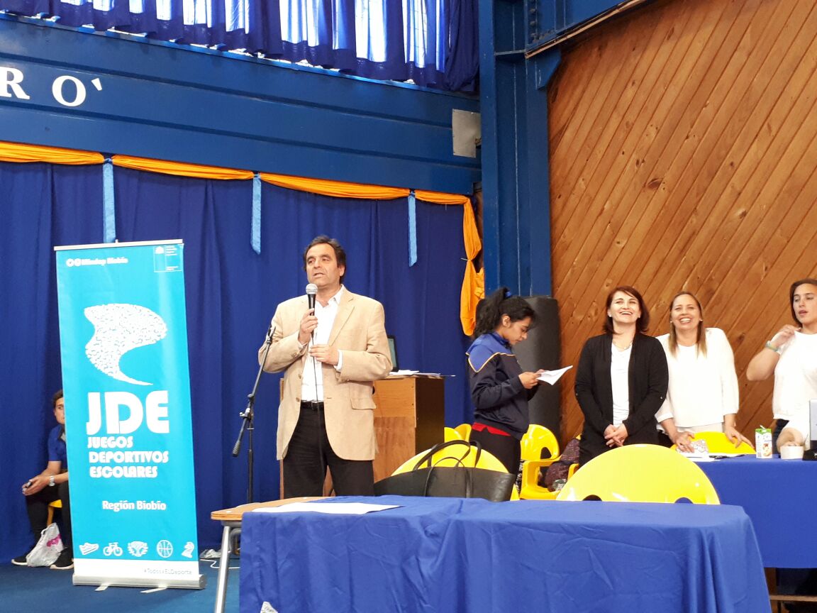 MindepBiobio's tweet photo. Seremi del Deporte Leonardo Baño participó en la Final Regional de la Gimnasia Artística 🤸 de los Juegos Deportivos Escolares #JDE2017 en el Gimnasio del Colegio Concepción San Pedro https://t.co/n2y6P3eQsm