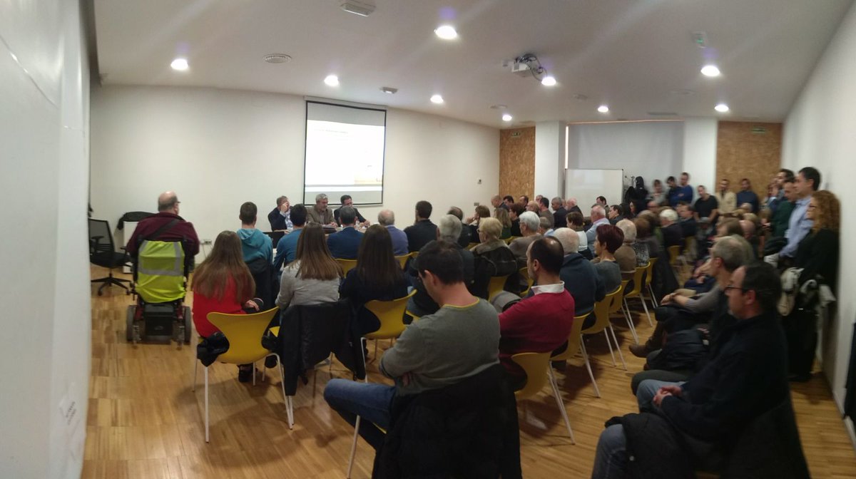 juanserrano64's tweet photo. Gracias a todos los que me acompañasteis en la presentación de mi  libro "Ética del periodismo español". Para quienes no pudisteis estar os dejo algunas fotos. Gran éxito de público en un tema sobre #periodismo y #ética,  parece que el libro despierta interés!!! #fape https://t.co/bKQXRG2mbs