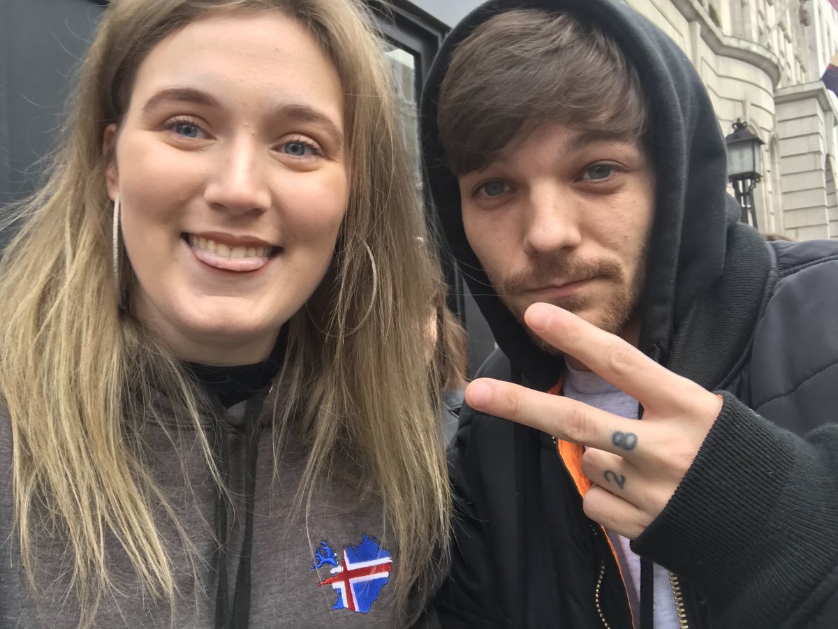 LOUIST91Army's tweet photo. 📷 || Louis with @fireproofsoph in London - November 24th, 2017. https://t.co/ZtTW1hOuoV
