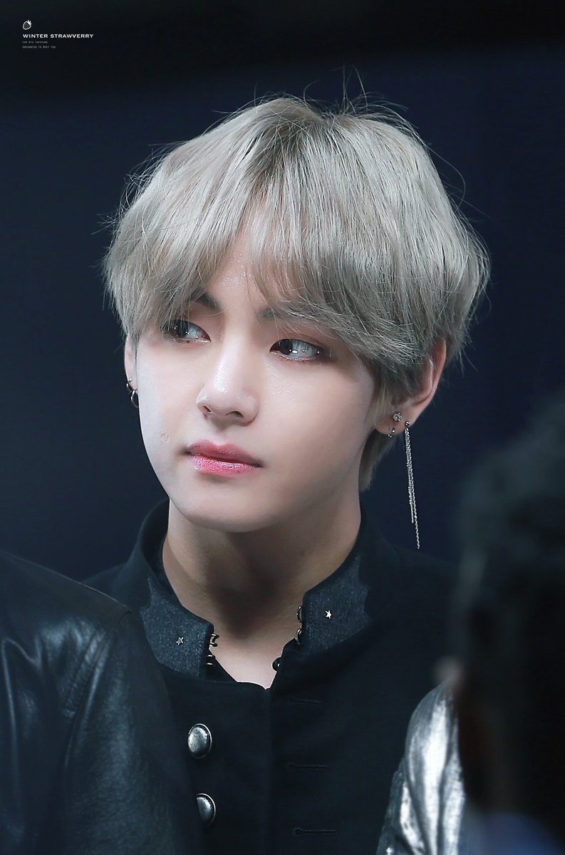 winterVerry1230's tweet photo. ❄🍓171119 AMAs Red Carpet #태형 #뷔 #태태 #방탄소년단 @BTS_twt p e r f e c t 💜 https://t.co/ScQutPGULs