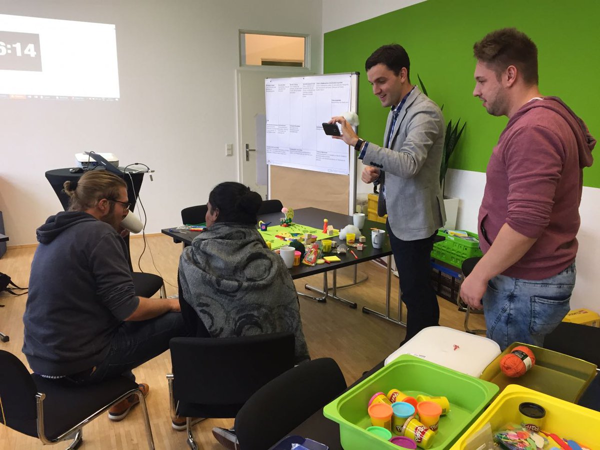 digihub_de's tweet photo. Studenten der @boeckler_de waren heute bei uns, um die Digital- &amp; Startup-Szene in #Duesseldorf kennenzulernen. Danke an @HamidrezaHoss, @eco_dynamics, @STARTPLATZ, @ioxlab, @triclap &amp; #GreenForMe für die Unterstützung! #startups #Digitalisierung #rapiddesign #network #community https://t.co/n6g9gioZwi