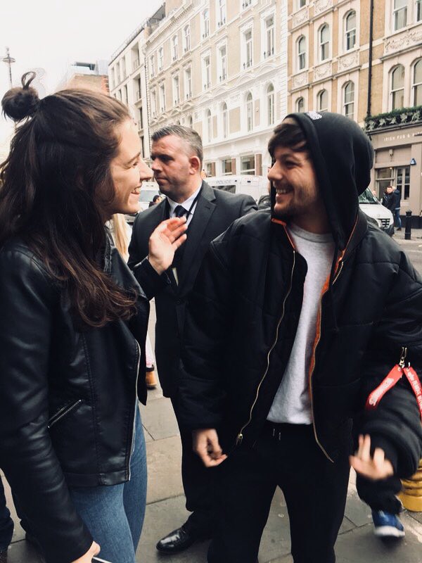 LOUIST91Army's tweet photo. 📷 || Louis with @harryftirene, @xohaamie &amp; @HeyyMarin in London - November 24th, 2017.

His smile. https://t.co/vsHePAXBtW