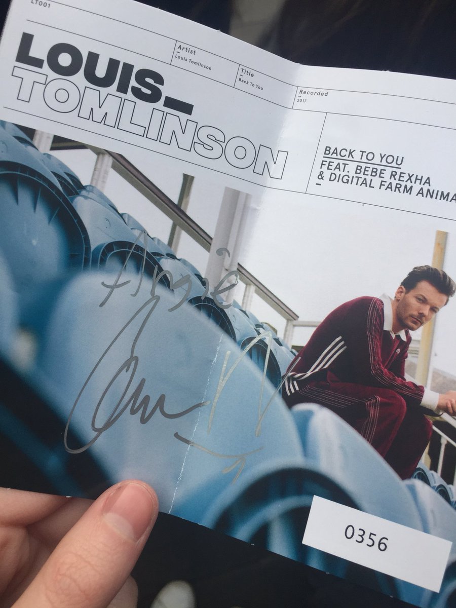 LOUIST91Army's tweet photo. 📷 || Louis with @happilyciara in London. He signed this for @uanlwt - November 24th, 2017. https://t.co/4ATnvxl3Wx