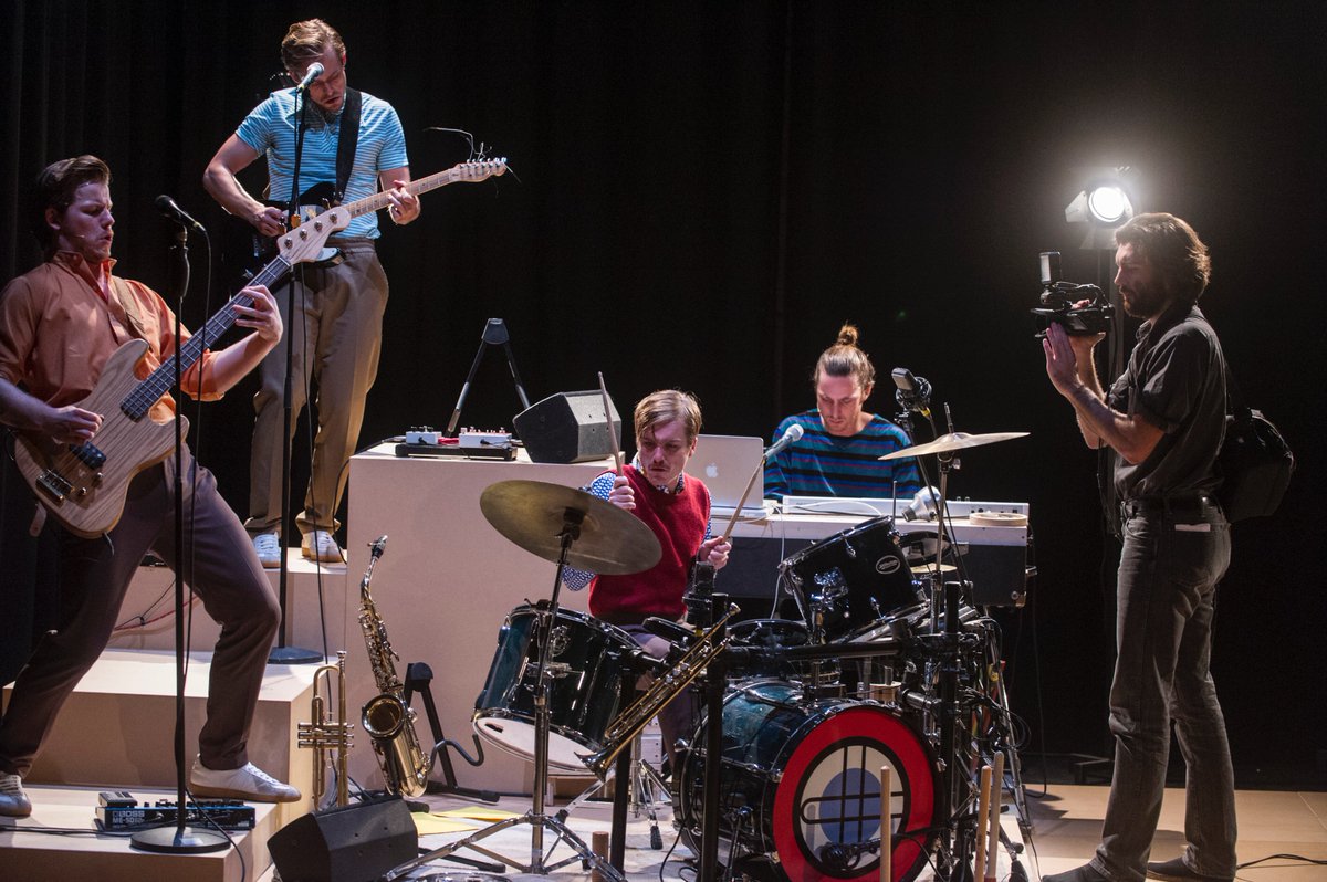 Yes! Vanavond weer een lekkere band in huis! Namelijk Lars Doberman! Ondanks dat ze ze zelf zeggen: "We zijn geen band“ gaan de mannen van Lars Doberman vanavond om 22:00 uur ons Festivalhart (Oosterstraat 7a) weer plat spelen!!