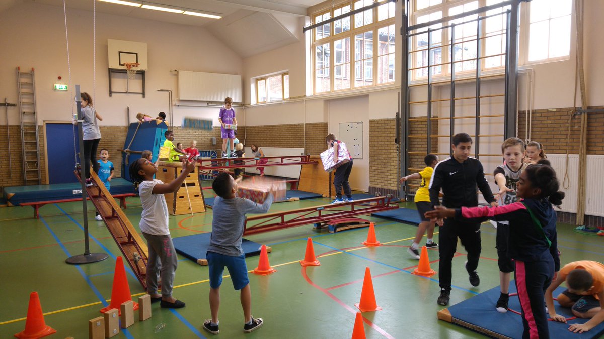 cdekleinewereld's tweet photo. De eerste pieten in opleiding; pietengym! https://t.co/QSNvRDxHJp
