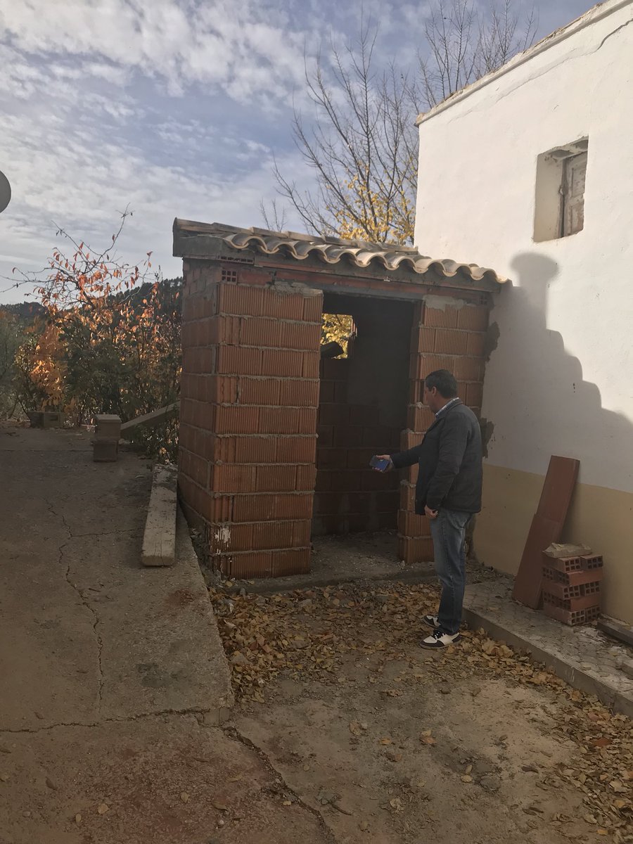 EgJuan92's tweet photo. Seguimos con los trabajos en pedanías, esta vez en El Altico en donde estamos construyendo un aseo público contiguo al Centro Social. Compromiso y lealtad desde @Ayto_Bogarra para con los habitantes de las pedanías incluyendo en los presupuestos municipales. #MejoramosBogarra https://t.co/KXX8lHknCG