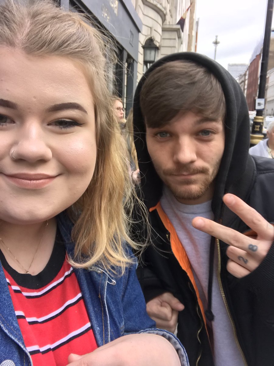 LOUIST91Army's tweet photo. 📷 || Louis with @Ioumiere in London - November 24th, 2017. https://t.co/bA31teEE2l