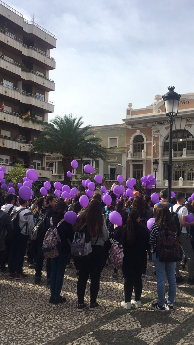 Alumnos del IES Carolina Coronado de #Almendralejo realizan suelta de globos con motivo del Día Internacional contra la Violencia de Género