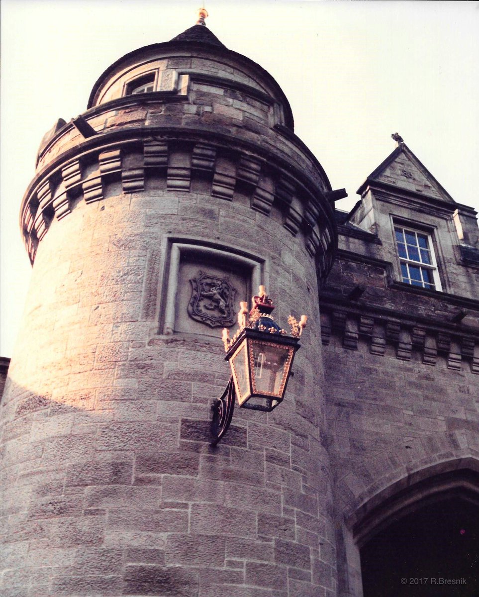 AstroKomrade's tweet image. This aurora over Scotland is a fitting symbol of the mysticism of Scotland’s past and the allure of Scotland today.  #OneWorldManyViews