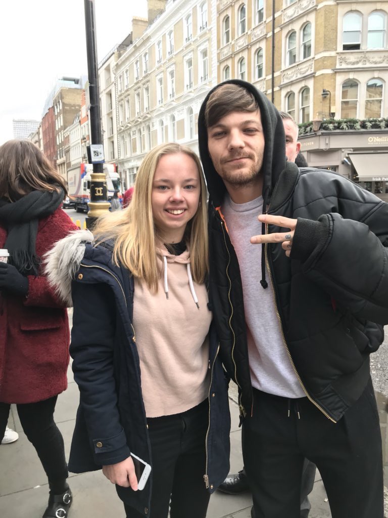 LOUIST91Army's tweet photo. 📷 || Louis with @lilosoccer in London - November 24th, 2017. https://t.co/KMCvG2NN2m