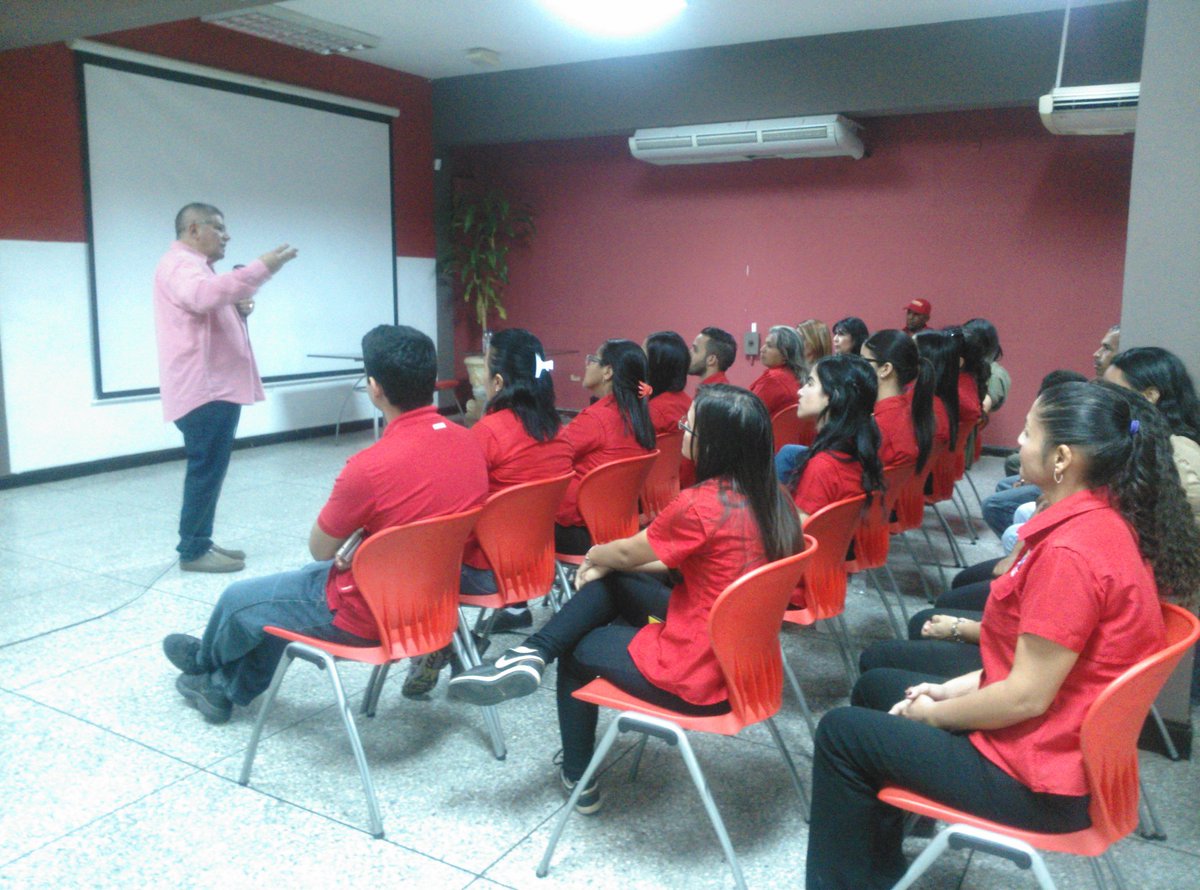 zonfipca's tweet photo. #Ahora alcalde de Carirubana, @alcidesgpsuv  sostiene encuentro con trabajadores de #Zonfipca rumbo a las municipales 2017 https://t.co/mCNzm5kYWw