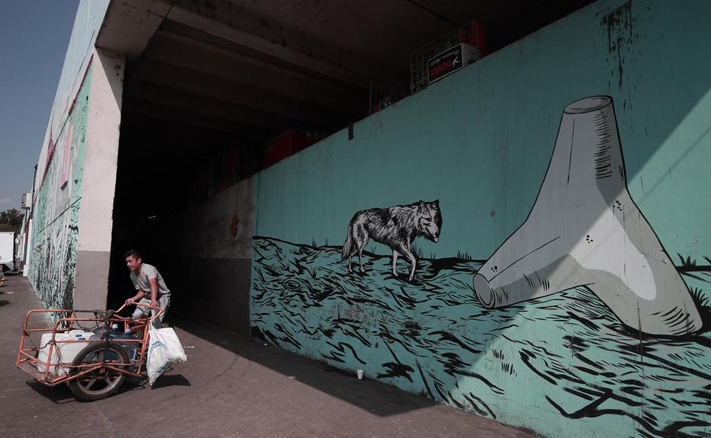 El_Universal_Mx's tweet photo. La Central de Abasto se convierte en la gran galería del arte urbano. Artistas buscan incidir en la reconstrucción del tejido social de esa comunidad al crear murales https://t.co/zS0Bb0Ts8S https://t.co/dxlpV4ljdX