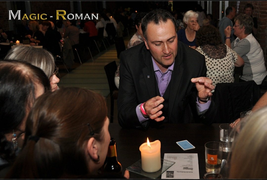 SundayMagicRom's tweet photo. Table-Hopping. Tischzauberei. Die wohl persönlichste Art zu zaubern. #magic #tablehopping #Close-Up #event #zauber https://t.co/GGDGM7wbFS