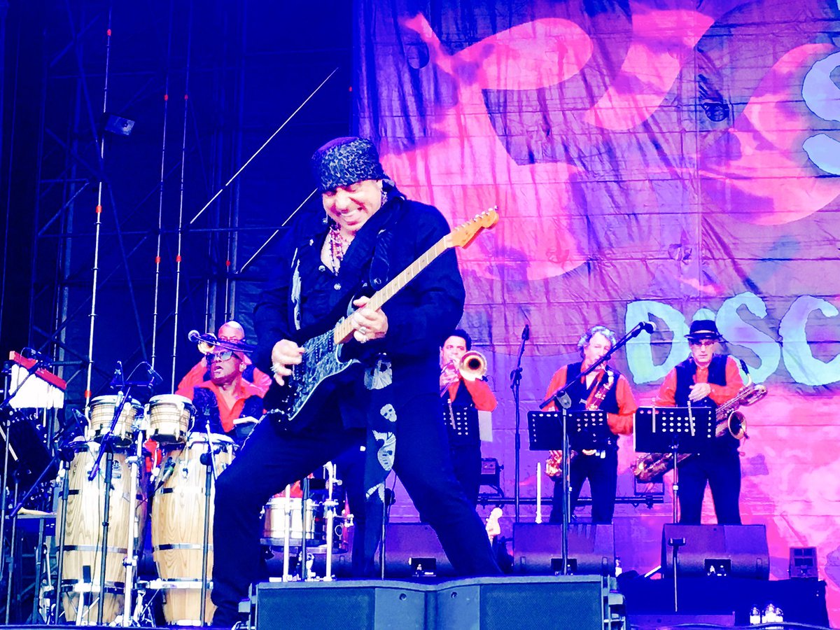 Der legt sich richtig ins Zeug! 🔥
Zum Tourauftakt in Hamburg gestern Abend heizte <a href="/StevieVanZandt/">🇺🇸🇮🇱🇺🇦🕉Stevie Van Zandt☮️💙</a> die Fabrik ganze 2 1/2 Stunden so richtig ein. Hier geht’s zur Review --> 
soundsandbooks.com/2017/11/24/lit…