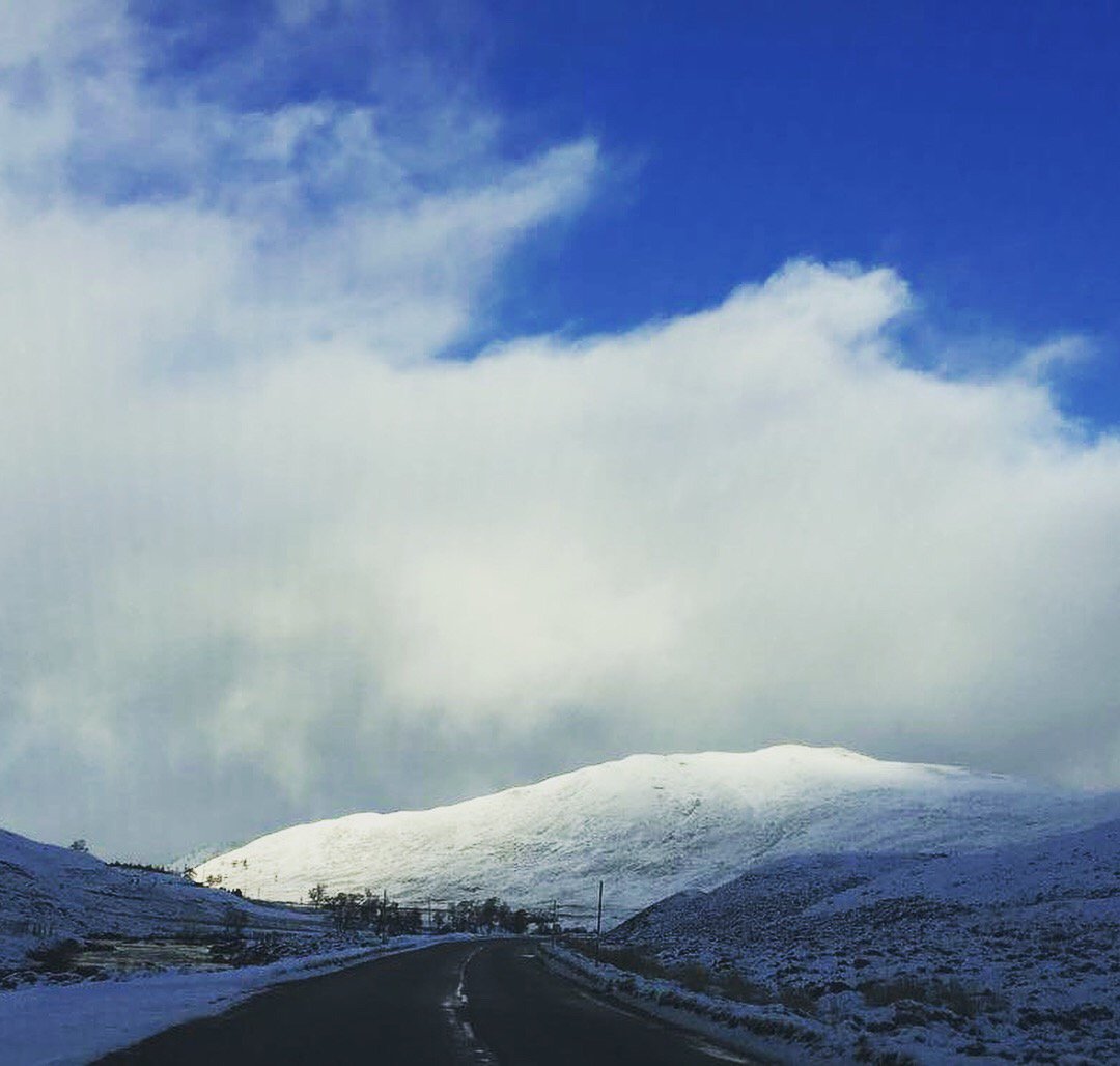 Oh behave yourself #Braemar ❄️ Far too festive for November! ❤️ #scottishwinter #visitscotland #snowfordays