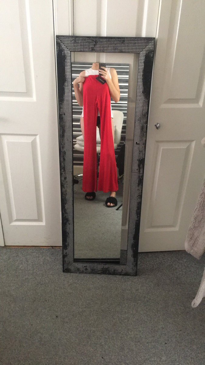 psychedelime's tweet photo. seriously ???? do @OfficialPLT think am fucking slenderman https://t.co/tZ8kmWYhzI