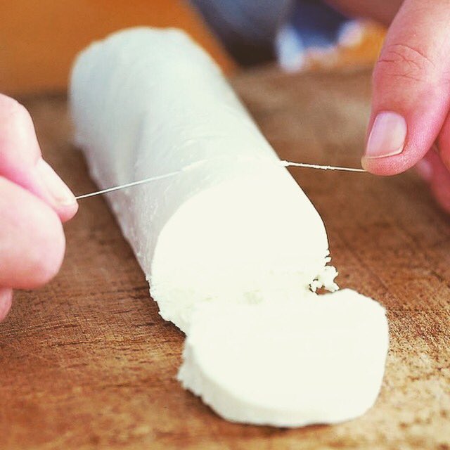 Hackeandov's tweet photo. Hilo dental para cortar el queso! #lifehacking #hackinglife #hacks #hack #cookhack #tips #cheese #queso https://t.co/7G1ACSL1ZE