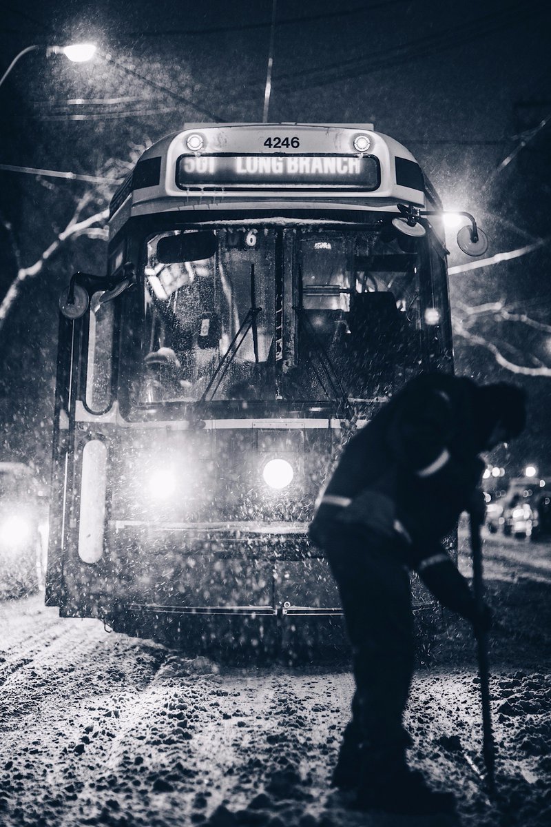 MedBroadcast's tweet photo. Rubber cleaning gloves over the top of your usual gloves improve traction for shovelling https://t.co/7m3N8ea5SC #winter https://t.co/mnJhWfQKOt