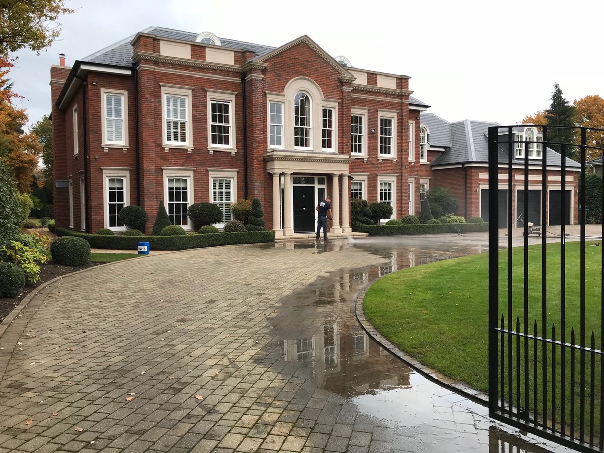 SSurfacing's tweet image. Driveway cleaning in progress