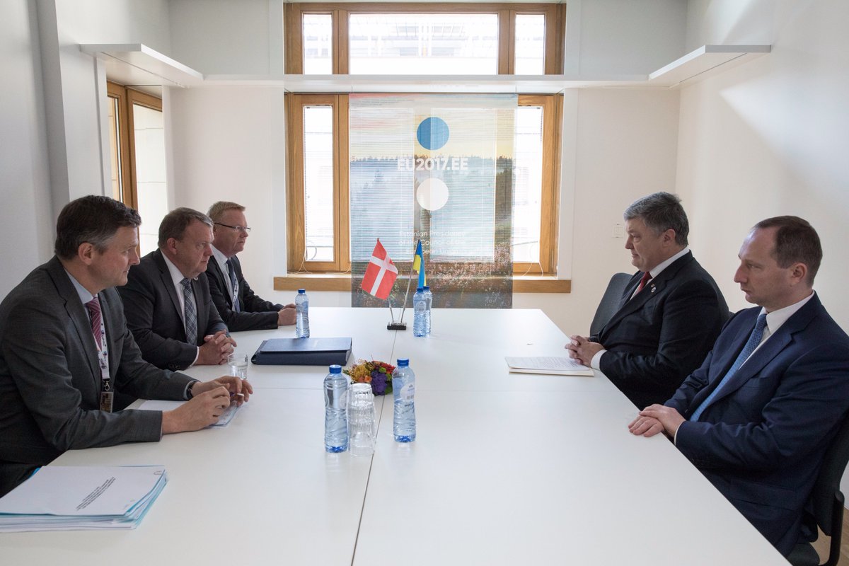 poroshenko's tweet photo. Вдячний Прем’єр-міністру Данії @larsloekke за ініціативу провести другу Міжнародну конференцію з питань реформ в Україні у 2018 року в Копенгагені. https://t.co/skZDJFLrhm