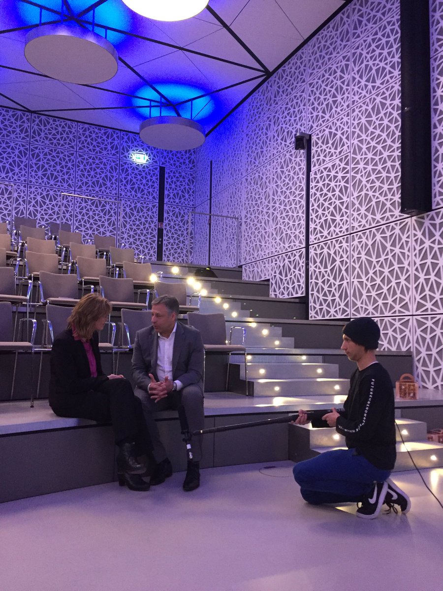 SoldaAleksandra's tweet photo. #digicon2017 Claudia Linnhoff-Popien, Vostandsvorsitzende des Digitale Stadt München eV im Gespräch mit Stefan Mennerich, Direktor Medien und Kommunikation beim @FCBayern https://t.co/zQG3nDdZjO