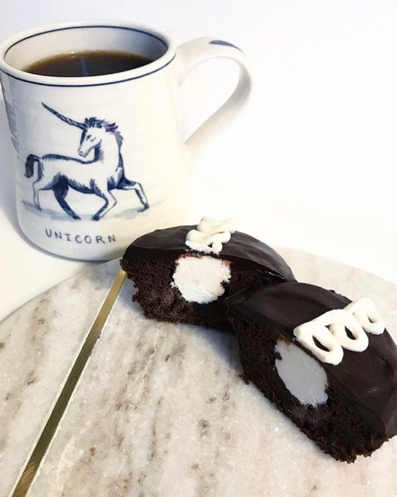 whimsicalbakery's tweet photo. Dreaming of these this morning w: coffee ✌🏻gf+vegan “hostess”  cupcakes.... chilled https://t.co/Qu3tYeMhNX https://t.co/aoa3l7zJaf