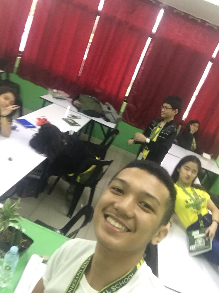 KIMINOLOGY_'s tweet photo. When I left my phone on my table for a short while then the story begins #studentblues @_tshnhcid @Jmramoss_ @Jared_Gayrama24 @ShaineHere @_LiezltheGreat https://t.co/5HyolLx7Vu
