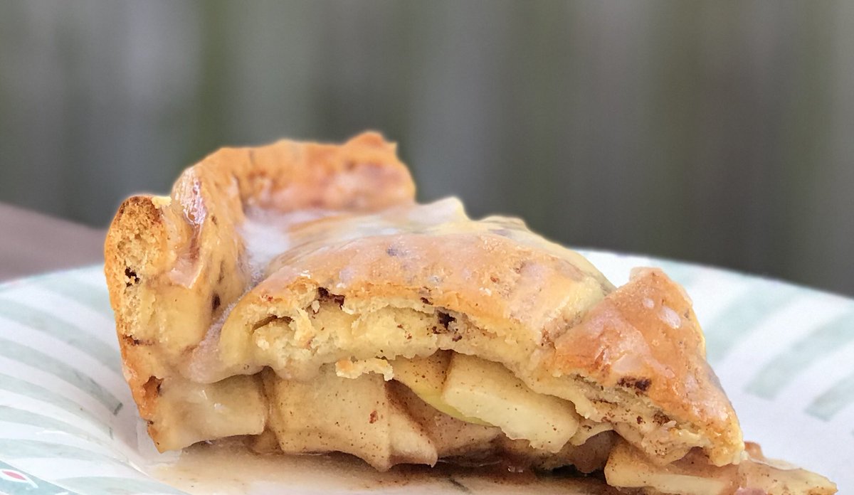 KellyRippin's tweet photo. TRUTH TIME:
I’m counting down the hours until @FOXNashville is over so I can go eat more of my #CinnamonBunApplePie.
🍎🥧
#YesITookGlamourShots #AlmostTooPrettyToEat #Almost https://t.co/nA16nKNnWG