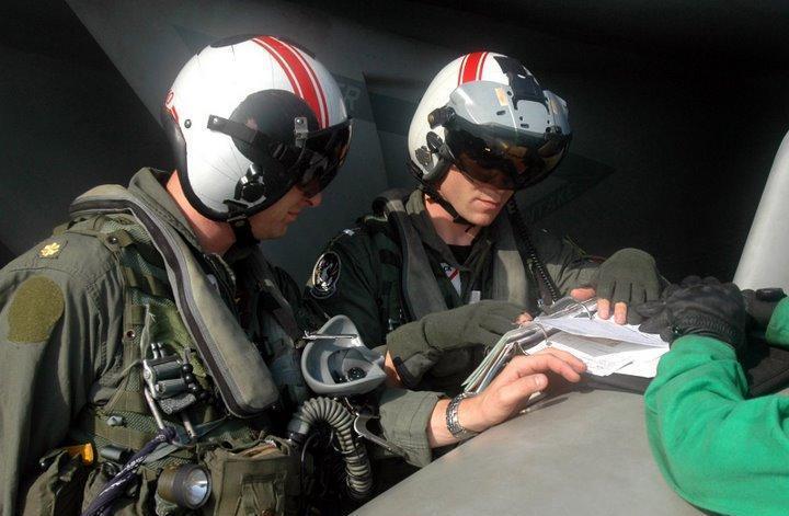 ストラップもあごだけでなく後頭部も支える、米海軍の標準ヘルメットの