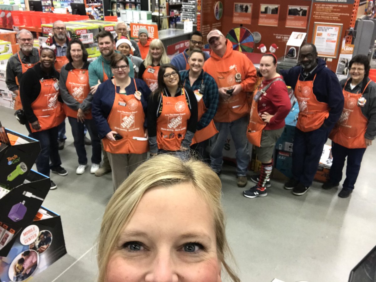 Steph_Curtis147's tweet photo. It was just before 6am and this team was ready to Rock this Day!! Happy Black Friday everyone!!! #letsdothis #147rocks @KMTovey https://t.co/OwQ5XQqVQ3