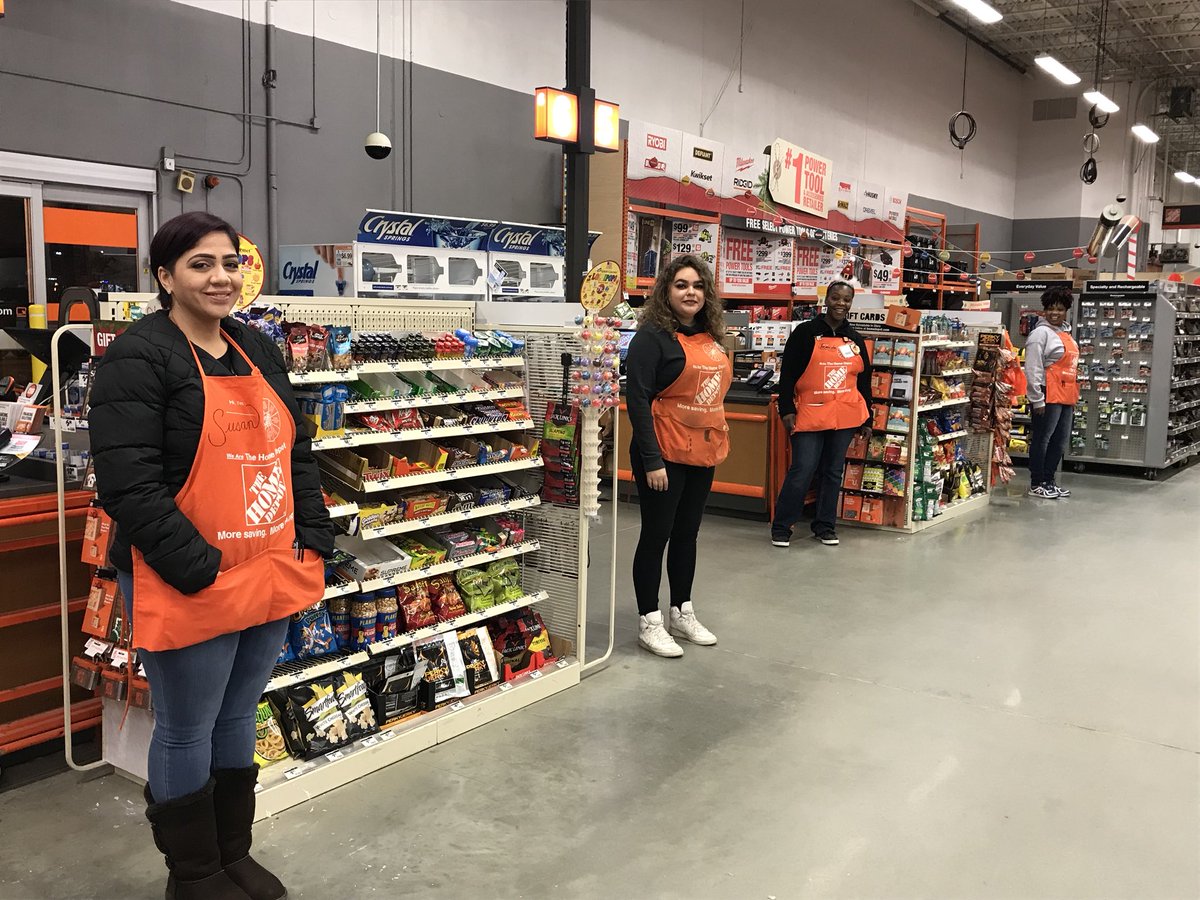 Steph_Curtis147's tweet photo. It was just before 6am and this team was ready to Rock this Day!! Happy Black Friday everyone!!! #letsdothis #147rocks @KMTovey https://t.co/OwQ5XQqVQ3
