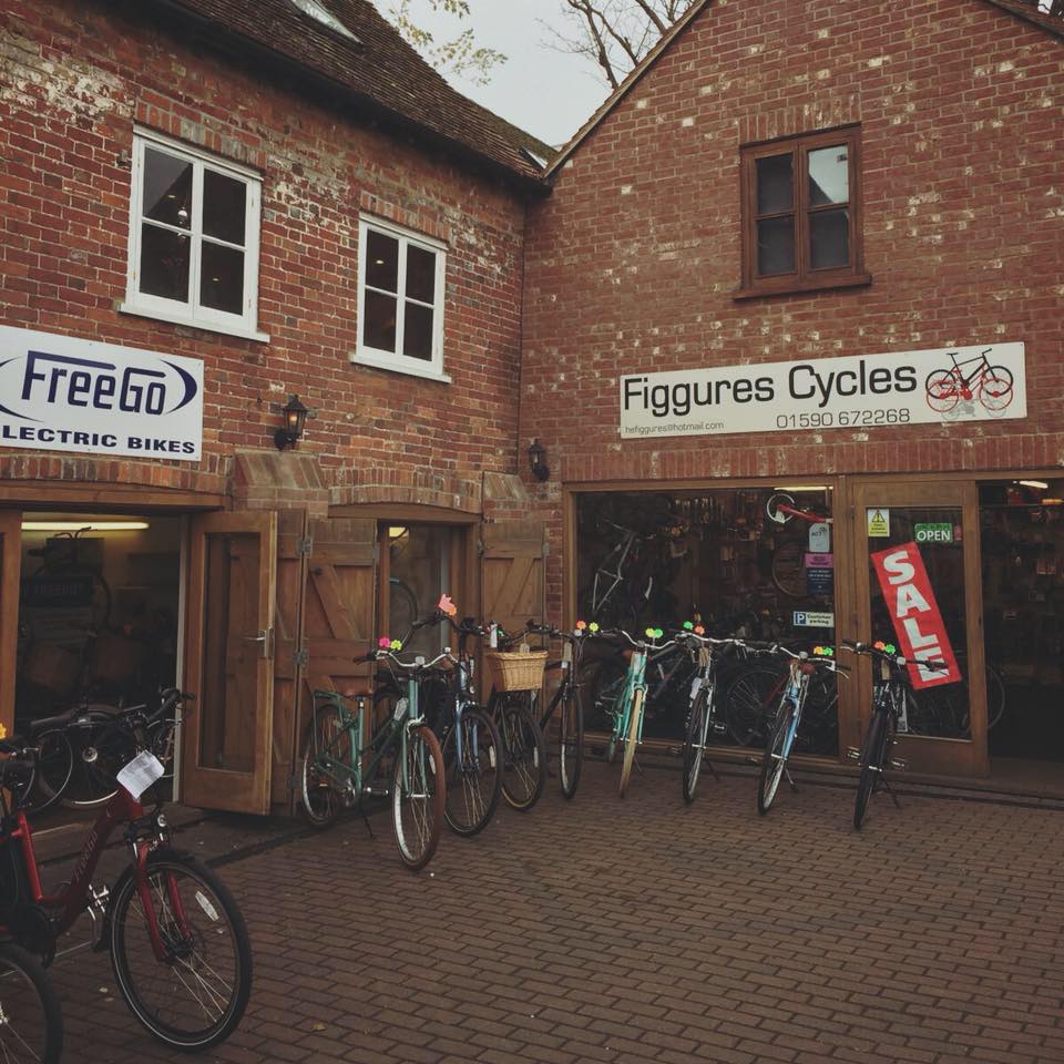 Figgures_Cycles's tweet image. Christmas light up time, means late night opening. Come down and meet our enthuisiastic cycle team. Have a chat about current and retro about bikes, accessories and components. #lyminton #bikes #cycling #christmas #newforest #lymingtontimes #lights #mulledwine #mincepies