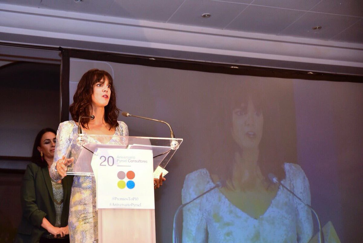 trimariapujol's tweet photo. Feliz por premio Top10 @PyrselS Dedicación,amor, ambición y mucho trabajo a lo que desde pequeña ha sido mi pasión.Mi  👗 @Costura_MariaP https://t.co/hdpopICSMc