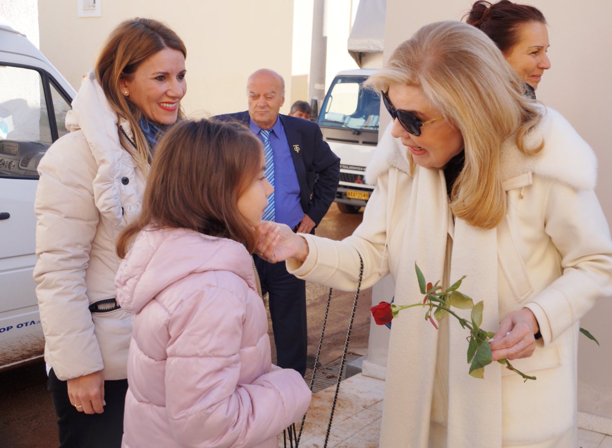 elpida_official's tweet photo. Ο @elpida_official και το @MVVfoundation στο πλευρό των κατοίκων της Μάνδρας.
#Elpida #ElpidaAssociation #MariannaVVarsinoyannisFoundation #SupportChildren https://t.co/KjVTxIDPCx