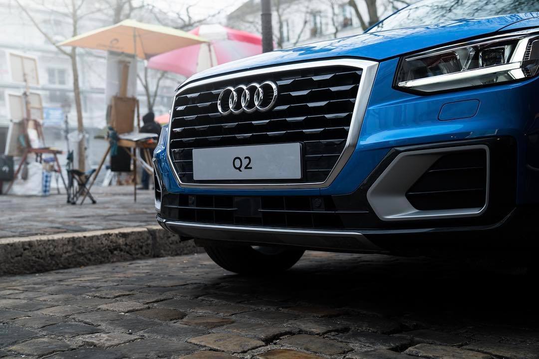 AudiJapan's tweet photo. あの路地に入ってみたら、何があるだろう?
直感に従いアグレッシブに行動したくなる。
#Audi Q2は、そんなクルマです。

Photo by @Audi Österreich
※写真は、海外仕様車です。 https://t.co/bEouLsp7ZO