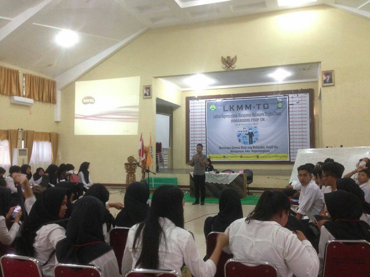 himabisnisunri's tweet photo. LKMM-TD day 1
Acara dimulai dengan pembukaan oleh koordinator prodi administrasi bisnis dilanjutkan dengan seminar masalah bisnis dan materi budya organisasi.
#AdbisSolid https://t.co/79oORWZ6Um