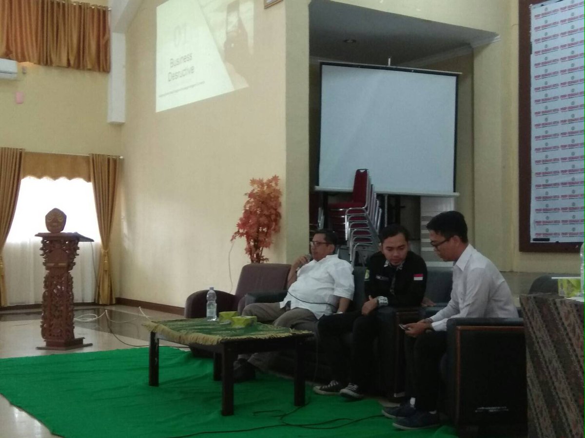 himabisnisunri's tweet photo. LKMM-TD day 1
Acara dimulai dengan pembukaan oleh koordinator prodi administrasi bisnis dilanjutkan dengan seminar masalah bisnis dan materi budya organisasi.
#AdbisSolid https://t.co/79oORWZ6Um
