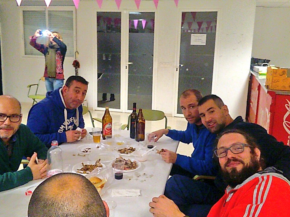 oscarpelgil's tweet photo. @dur_simat, Sergi, @discomobilpk2, Jos, Toñete, Toni, Ferran, Carles... @sm_lentusiasta #SantaCecília #Benifairó #Valldigna #soperingnight #musicBandaAwords #Divertimeto #InCreccendo https://t.co/OhSk4n11fs