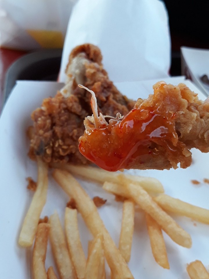 Agak kecewa sih.. ga sesuai ekspektasi.. ayam opa kacamata ini ga ada rasa.. apalagi yg pake saos, semacam basi #huek kek udh diangetin brp kali '_'