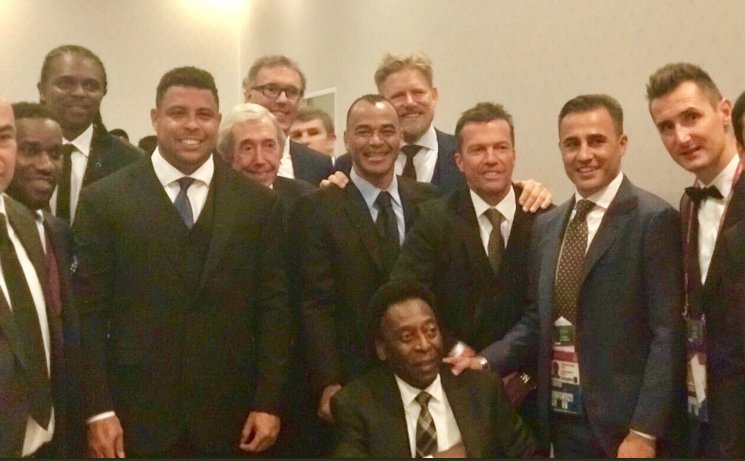 pitacodoguffo's tweet photo. Tô a duas horas ocupando toda a banda larga pra subir a foto MAIS PESADA que você verá na sua TL em 2017.
🏋️♀️⚽️🌎
#WordlCupDraw @FIFAWorldCup https://t.co/mNvxpldaak
