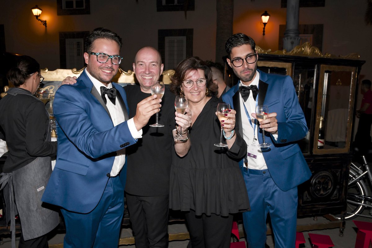 QmodaCanarias's tweet photo. ¡Gracias, gracias e infinitas gracias! Por hacer magia en cada puntada y dejarnos crear un escenario irrepetible para este gran momento.
¡Feliz 25 aniversario Marco & María! ¡La felicidad de ustedes es, también, la nuestra! ✨❤️
#FCMyMFS https://t.co/l1nMRz6SNv