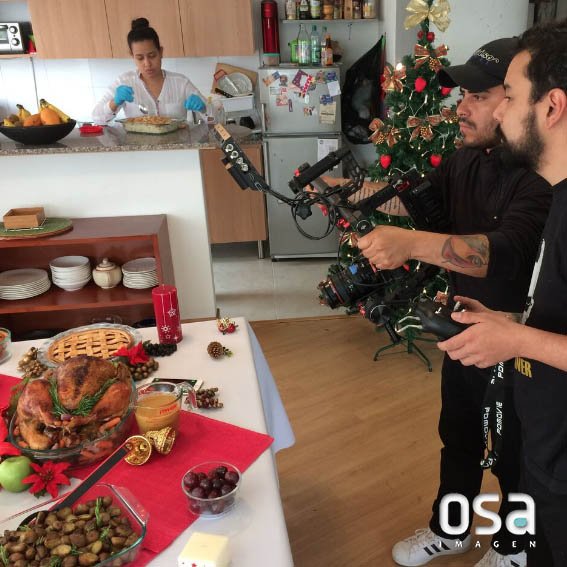 #ComenzóDiciembre con la producción de la campaña de Navidad de Pyrex para Latinoamérica ¡mira! bit.ly/2iBjcYm 👀🎥🎄

#Pyrex #Producción #DetrásDe #Navidad #OsaImagen #Osa12años